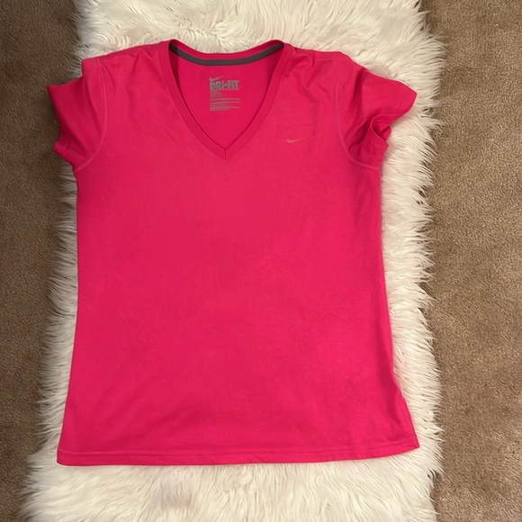 Nike dri-fit women’s pink top, like new!!!! V-Neck - Picture 6 of 6
